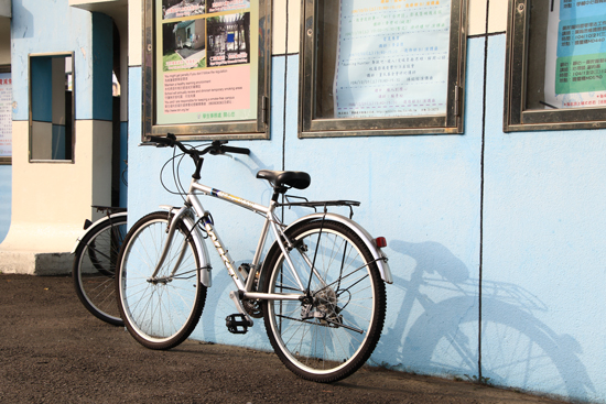 自行車-校門口廣告牆